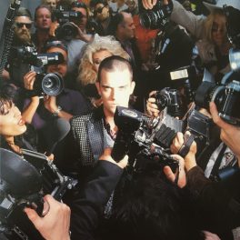 ROBBIE WILLIAMS - LIFE THRU A LENS